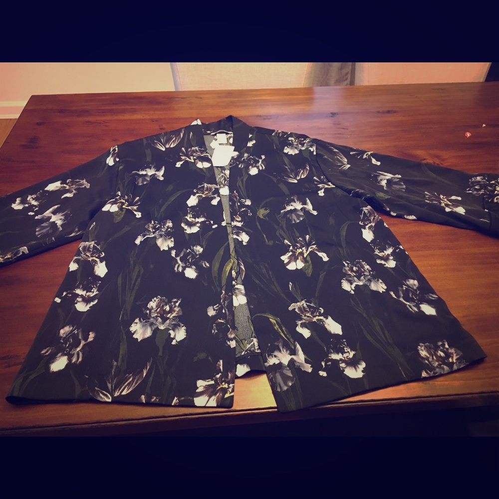H @ M satin floral kimono, new with tags. Size 6.